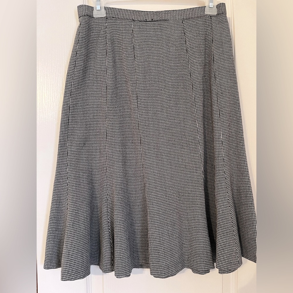 6P black and white patterned skirt, fitted at the top, flowing at the hem